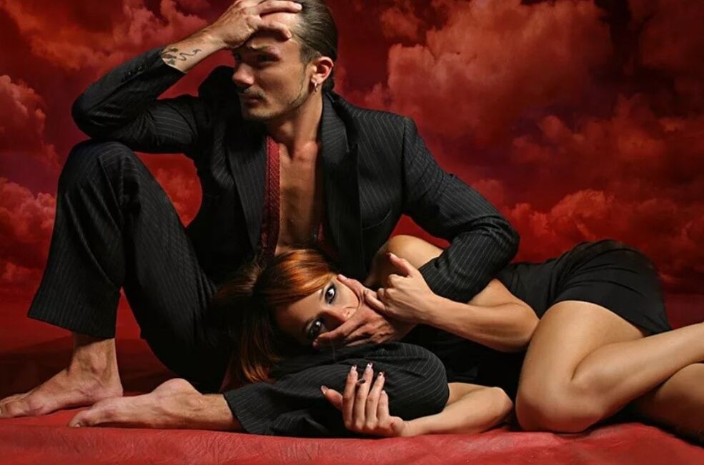 Kobieta próbuje namówić mężczyznę do masażu punktu G